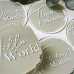 Akryylilaserleikattu kaiverruslomalapsen virstanpylväs -muistokortti